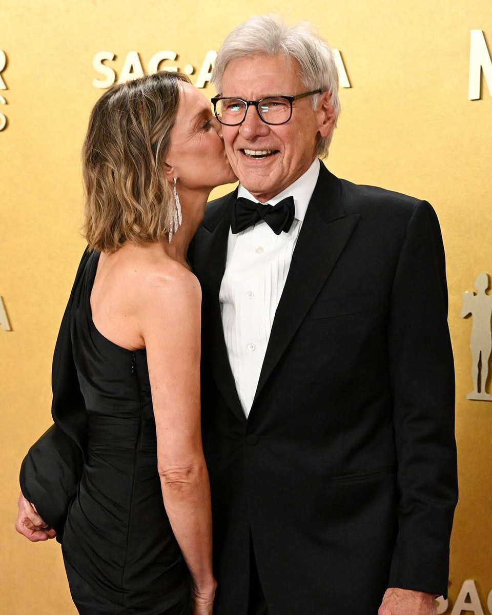 Barnett_College's tweet image. #HarrisonFord #Harrison_Ford 
I think these are the photos of the day! I love the meaning behind the event and who Harrison chose to accompany him. There's not much more to say.
Once again, I tip my hat to you, sir.