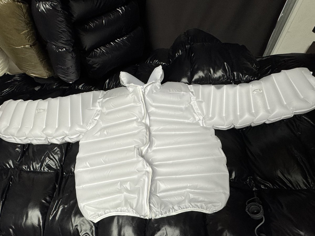 The fusion of an inflatable and a down jacket.
It was what I had been seeking,
but in reality, it turned out like this.

I couldn't get excited at all.