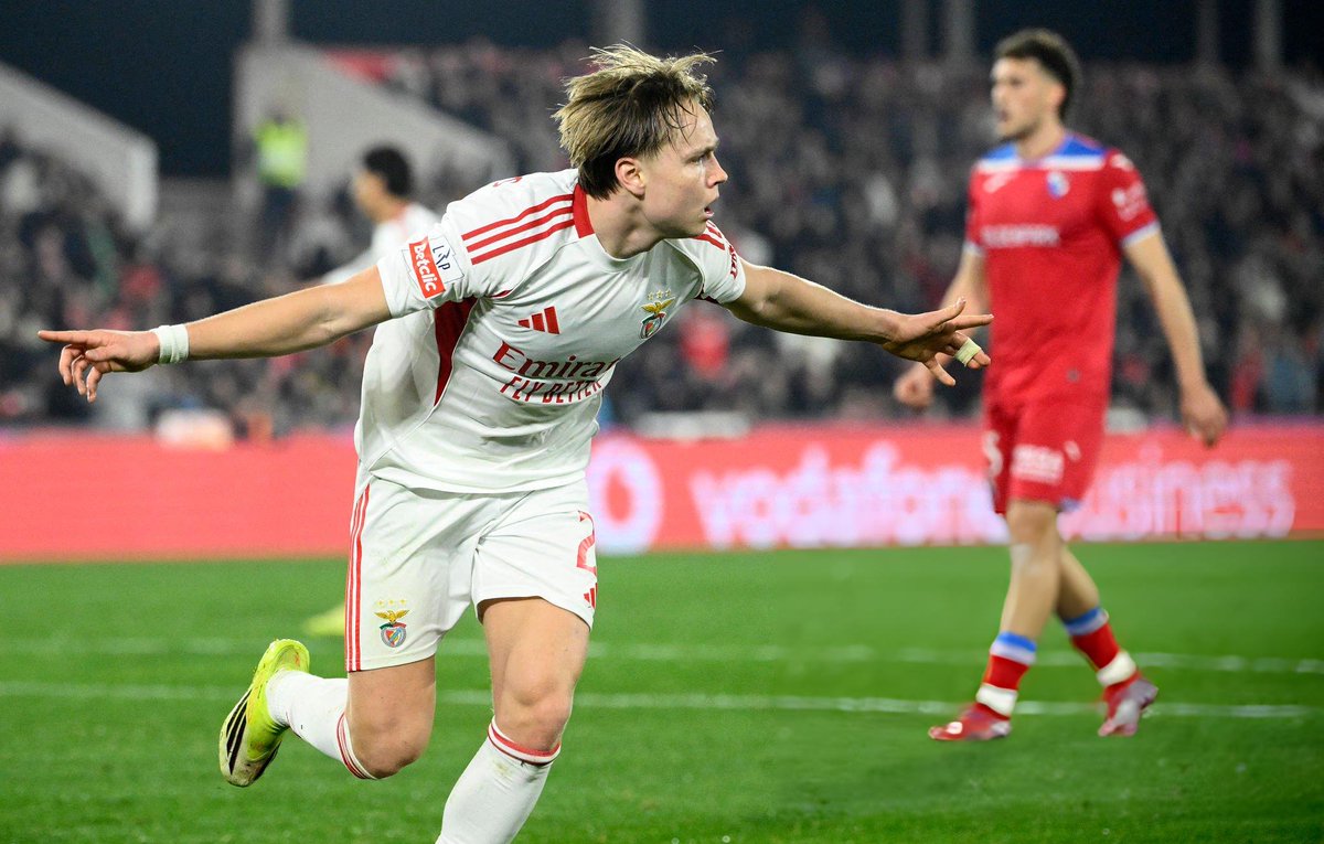 Andou a ser negociado pelo Brugge enquanto o clube contratava...Sidny Lopes Cabral. 

Seria mais uma vieirada de proporções biblicas.