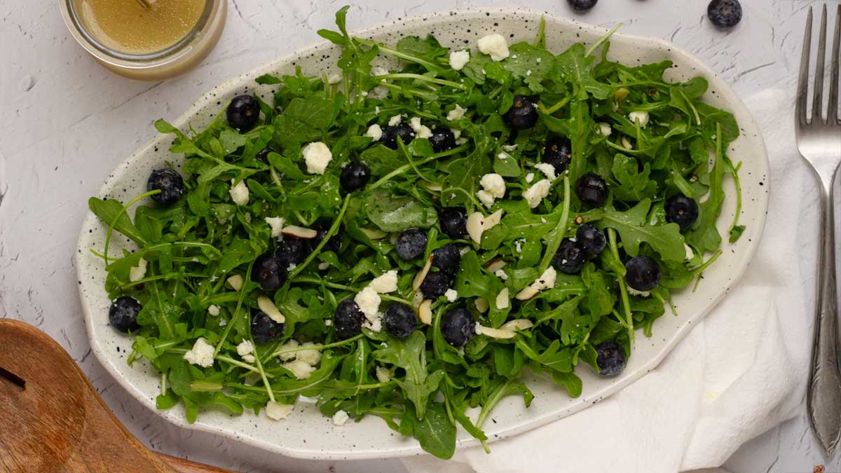 foodguideshelp's tweet photo. Can you dig this nutrient-packed salad? π₯ Give our Blueberry & Arugula Salad with Lemon Ginger Vinaigrette a try & share your masterpiece! πΈπ©βπ³ Packed with calcium & Vitamin C for your gut health. Ready to boost your mealtime? π #foodguideshelp https://t.co/ocPb6eJckY https://t.co/iu0LgWsoRN