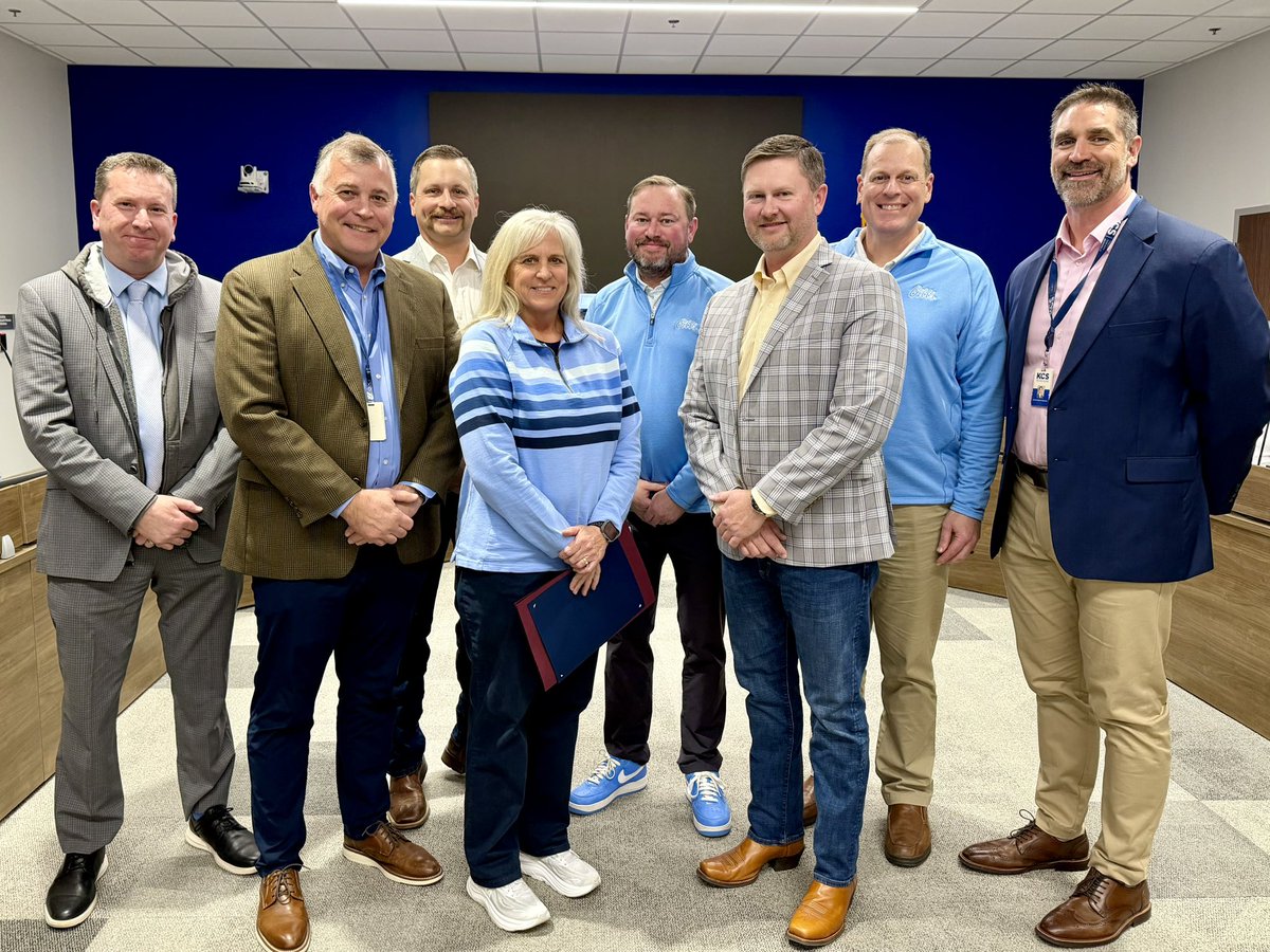 Congratulations to Gibbs High Coach Carol Mitchell for being named National Softball Coach of the Year. Special thanks to Commissioner Adam Thompson and Knox County for presenting her with an official proclamation today. 🎖️