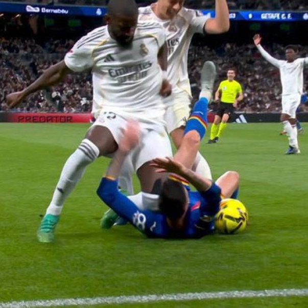 Rudiger... alguien debería analizar lo de esta gente... luego el matutano se autoexpulsa para que parezca que están perjudicándoles, y tapan esto... le tira hielos a un árbitro, hace gesto de cortar cuellos, clava la rotula sobre un jugador rival tumbado en el suelo...