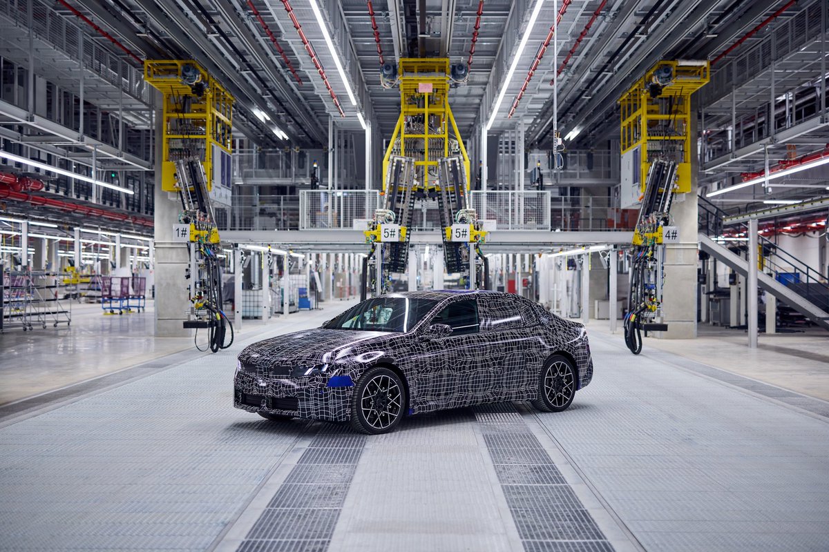 cole_marzen's tweet photo. BMW will reportedly hold the world premieres for the 2027 3 Series and battery-electric i3 on March 17. In addition, the latter will sit on top of the automaker’s scalable Neue Klasse platform and offer over 350 hp and 400 miles of range. #BMW #i3 #3Series #BEVs #EVs #HEVs https://t.co/UCoTyGTr1A