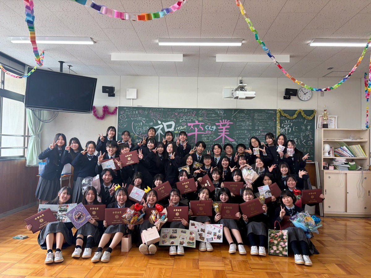hamaichi_brs's tweet photo. 昨日、本校の卒業式が行われ、本部の3年生19名が卒業いたしました。
いつも明るく部活の雰囲気を温かくしてくださり、時には私たち後輩のために厳しくご指導してくださった3年生の先輩方。その優しさと何事にも真剣に向き合う姿、そして学年の仲の良さは、私たちにとって本当に憧れの存在です。 https://t.co/uiyzHIzRrt