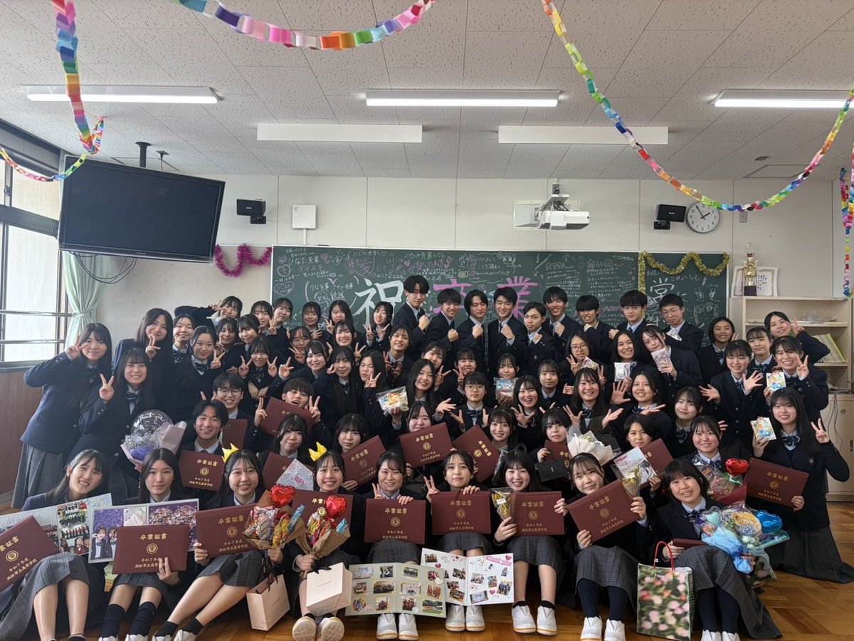 hamaichi_brs's tweet photo. 昨日、本校の卒業式が行われ、本部の3年生19名が卒業いたしました。
いつも明るく部活の雰囲気を温かくしてくださり、時には私たち後輩のために厳しくご指導してくださった3年生の先輩方。その優しさと何事にも真剣に向き合う姿、そして学年の仲の良さは、私たちにとって本当に憧れの存在です。 https://t.co/uiyzHIzRrt