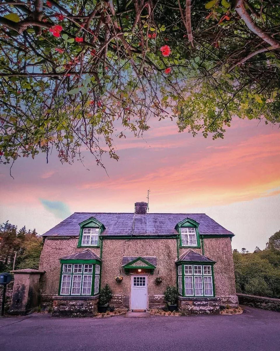 ThisIsIreland3's tweet image. 📍The Quiet Man was filmed in Cong, Co. Mayo. It became one of the first colour films shot outside North America, and suddenly the west of Ireland was on cinema screens in full colour 💚💚

#Cong #Mayo #TheQuietMan #Ireland #Movies