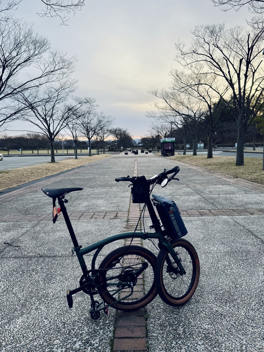 bikepac's tweet photo. 【今朝ポタ】
スッキリと薄曇り。
放射冷却しなくて良かんべ？と思ったがキリキリ冷える。

暖気が済めば外気とウェアと体温が程良く拮抗してる感じ。

#BROMPTON https://t.co/cW8g1GtN7i