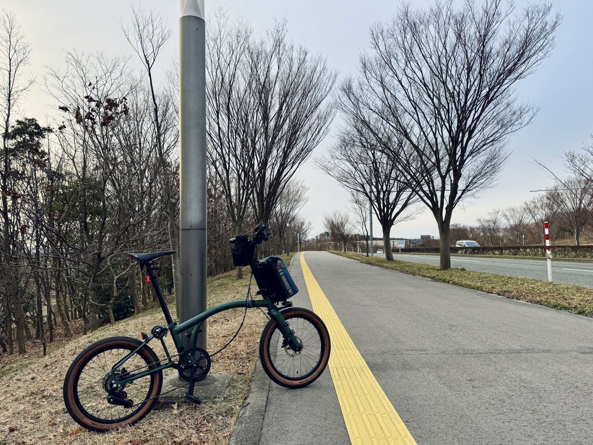 bikepac's tweet photo. 【今朝ポタ】
スッキリと薄曇り。
放射冷却しなくて良かんべ？と思ったがキリキリ冷える。

暖気が済めば外気とウェアと体温が程良く拮抗してる感じ。

#BROMPTON https://t.co/cW8g1GtN7i