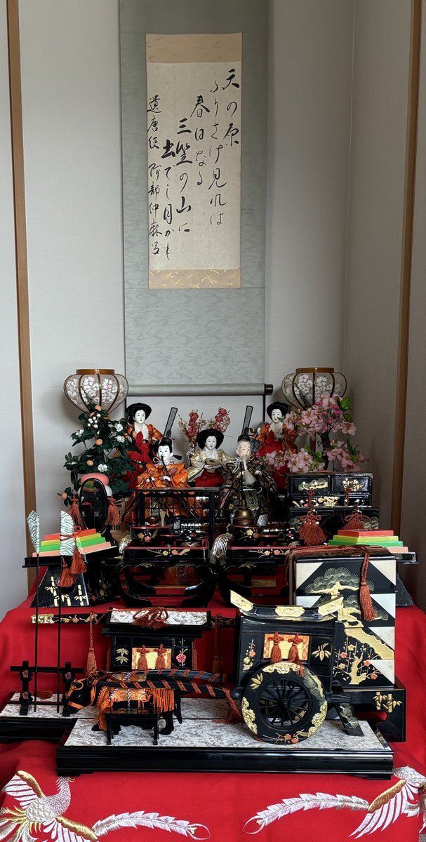 gentou24's tweet photo. 3月3日
おひな祭り🎎
お内裏様とお雛様は海辺の街の家で飾られてるので、我が家では残りの選抜メンバー＆goodsで、簡単ではあるけどちょっとお飾り🎎
5-3.基底変換
#小寺平治明解演習線形代数 https://t.co/RGgmw7U9fo