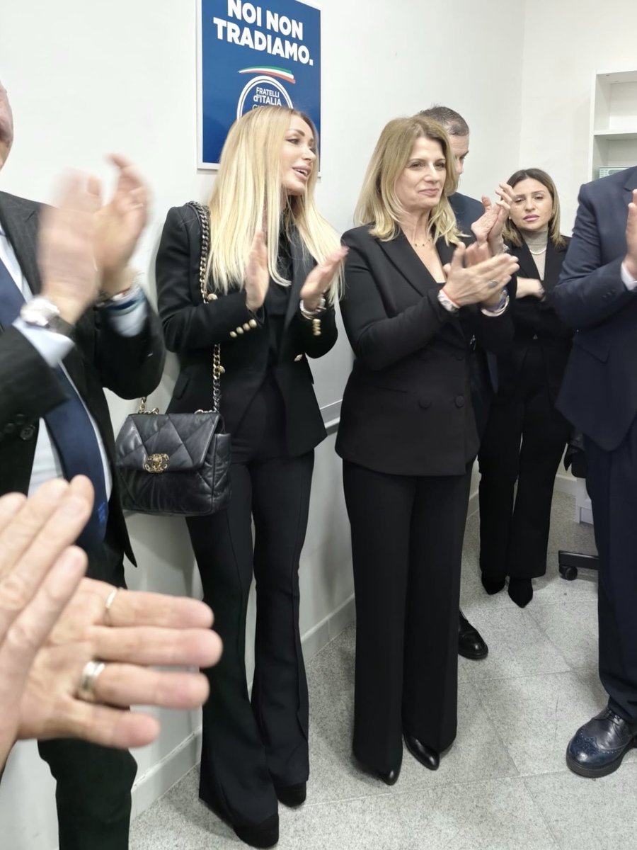 micaelaottomano's tweet photo. Tutti insieme con il Sottosegretario On.Fausta Bergamotto e l’on. MicheleSchiano a Mugnano di Napoli per spiegare ai cittadini le motivazioni per cui VOTARE SI al Referendum sulla GIustizia #giustiziagiusta #referendum22e23marzo #torniamoliberi #noiavvocatiSI #micaelaottomano ⚖️ https://t.co/urNnuQIRlb