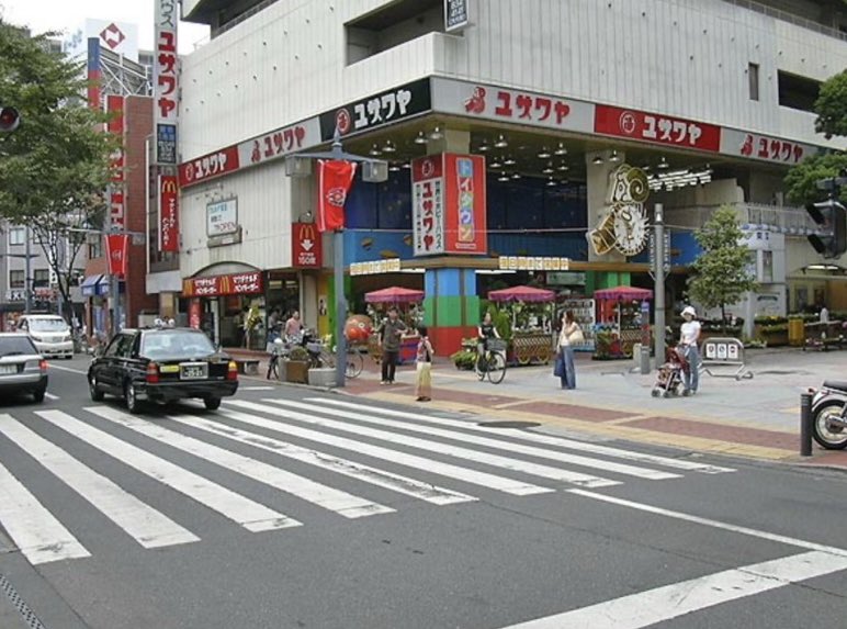 1990年代の浦和駅西口・さくら草通り。
再開発前、ヴェルデ浦和にはユザワヤ、通りにはマクドナルドが並び、放課後の学生や家族連れで賑わっていた時代。
どこか昭和の名残を残した平成初期の浦和。