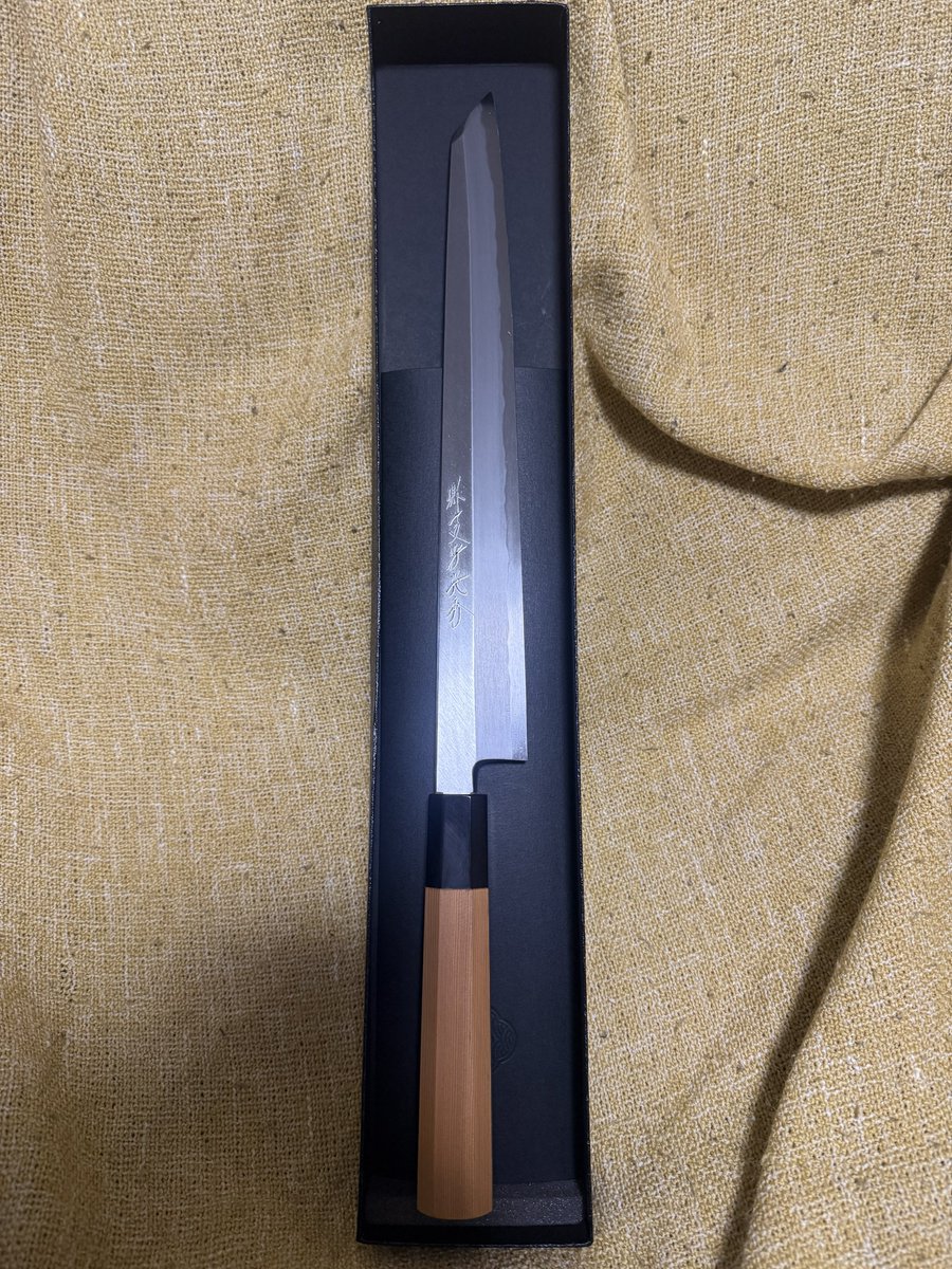 shinichilc's tweet photo. 堺一文字光秀
切付柳刃包丁　白一　紋鍛錬　300㎜（1尺）

今年の1月末頃に迎えた一本
切刃の整地→浄教寺砥→青砥→神前北山→ナマズと呼ばれる砥石とあてていったら鍛流線が浮き出てきた！（オマケでアイケも笑）
あとは小割で切刃を磨いて、裏スキもあてれればあてたい https://t.co/1ziap7YwgJ