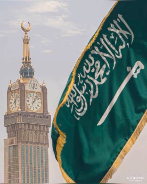 تغشّاك المسا والفجر ميعاد العيون السود
يا داري ما أنتظر "ضحكة فجرْك" ألا محبّينك

عداك اللوم واللي مِسهر عيونك سهود مهود
خذي جفني لحاف مْن النسيم وغمّضي عينك