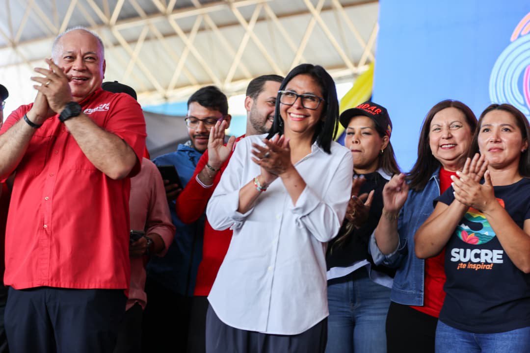 ConElMazoDando's tweet photo. #PorElCaminoDeChávezSiempre| La presidenta encargada de la República Bolivariana de Venezuela, Delcy Rodríguez, convocó este lunes al Pueblo sucrense a defender la paz del país, tras la perturbación por los ataques militares del pasado 3 de enero.

“En Sucre, felizmente, gracias a Dios no cayeron bombas, ni misiles, pero el Pueblo venezolano que sufrió esa agresión del 3 de enero sabe de dónde venimos, sabe de la importancia de cuidar la paz de Venezuela, sabe de la importancia de cuidar la independencia de Venezuela”, señaló Rodríguez durante un encuentro con la Dirección Nacional del Partido Socialista Unido de Venezuela (PSUV) en la entidad.

Desde la tierra del Gran Mariscal de Ayacucho, Antonio José de Sucre, destacó que “si un Pueblo sabe de independencia es el Pueblo de Sucre, si un Pueblo sabe de libertad, sabe de grandeza, es el Pueblo de Sucre”.

En este sentido, declaró: “con esa misma inspiración independentista, con ese mismo espíritu de grandeza de nuestros libertadores y de nuestras libertadoras, los convoco a cuidar a Venezuela, a cuidar la paz, a cuidar la tranquilidad, a cuidar la independencia, a cuidar la soberanía”, enfatizó.

@dcabellor