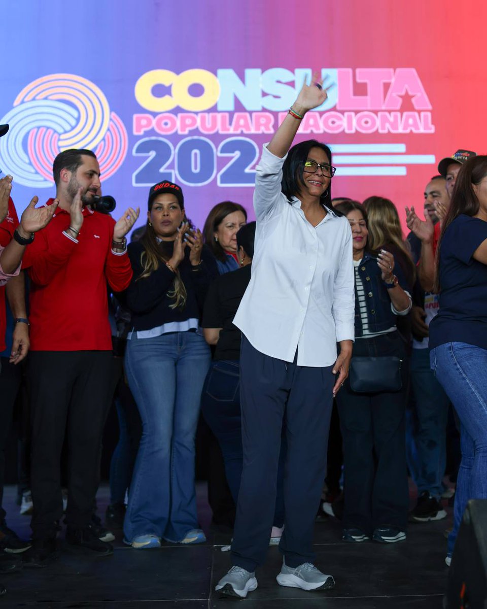 ConElMazoDando's tweet photo. #PorElCaminoDeChávezSiempre| La presidenta encargada de la República Bolivariana de Venezuela, Delcy Rodríguez, convocó este lunes al Pueblo sucrense a defender la paz del país, tras la perturbación por los ataques militares del pasado 3 de enero.

“En Sucre, felizmente, gracias a Dios no cayeron bombas, ni misiles, pero el Pueblo venezolano que sufrió esa agresión del 3 de enero sabe de dónde venimos, sabe de la importancia de cuidar la paz de Venezuela, sabe de la importancia de cuidar la independencia de Venezuela”, señaló Rodríguez durante un encuentro con la Dirección Nacional del Partido Socialista Unido de Venezuela (PSUV) en la entidad.

Desde la tierra del Gran Mariscal de Ayacucho, Antonio José de Sucre, destacó que “si un Pueblo sabe de independencia es el Pueblo de Sucre, si un Pueblo sabe de libertad, sabe de grandeza, es el Pueblo de Sucre”.

En este sentido, declaró: “con esa misma inspiración independentista, con ese mismo espíritu de grandeza de nuestros libertadores y de nuestras libertadoras, los convoco a cuidar a Venezuela, a cuidar la paz, a cuidar la tranquilidad, a cuidar la independencia, a cuidar la soberanía”, enfatizó.

@dcabellor