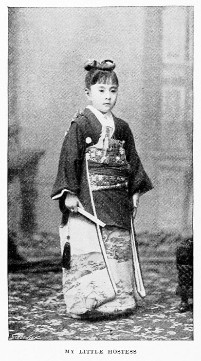 暦。さて3月3日のひな祭り。こちらのご令嬢を紹介するのが恒例となりました。明治期の駐日英国公使夫人メアリー・フレイザーの著書にある、ひな祭りの際にホステス役をつとめた日本高官のご令嬢（5歳）のお姿であります。格式と気品、dignity に瞠目せよ、と。