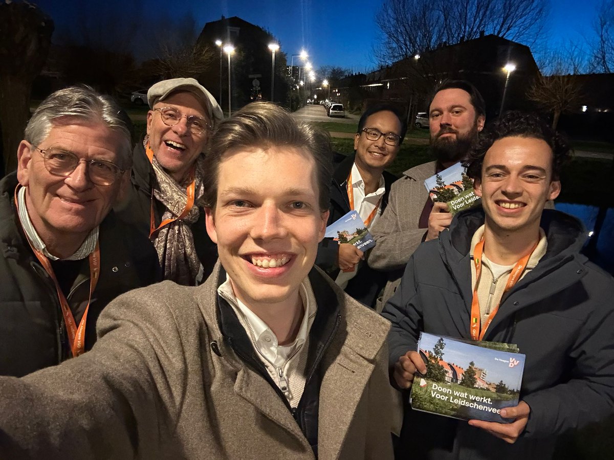 VVDDenHaag's tweet photo. Van Houtwijk tot Leidschenveen, van de Binnenstad tot Duttendel: in de hele stad waren vanavond weer Haagse VVDers in debat én in gesprek met bewoners! 🧡💙 https://t.co/58fbJRyAHP