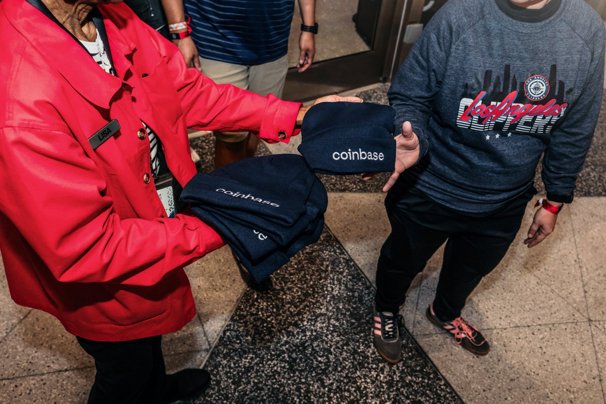 coinbase's tweet photo. Ball and crypto.

That was the vibe at the @LAClippers game last week.

10,000 Coinbase hats in the crowd and a jumbotron takeover to make sure the future of finance is impossible to miss.

Game on. https://t.co/WsL0qOmDhl