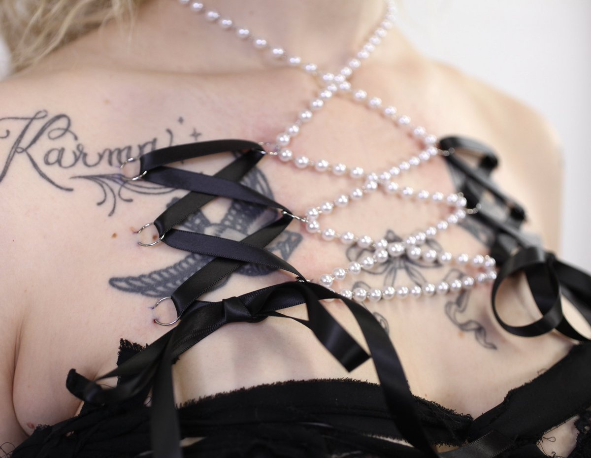 pvncture_ritual's tweet photo. Black and white pearl corset piercing🤍🖤
.
Full set on ig @/marcymods
🪡pin cushion: @/emotionalgirlfriendx https://t.co/DiGR3b2RP8