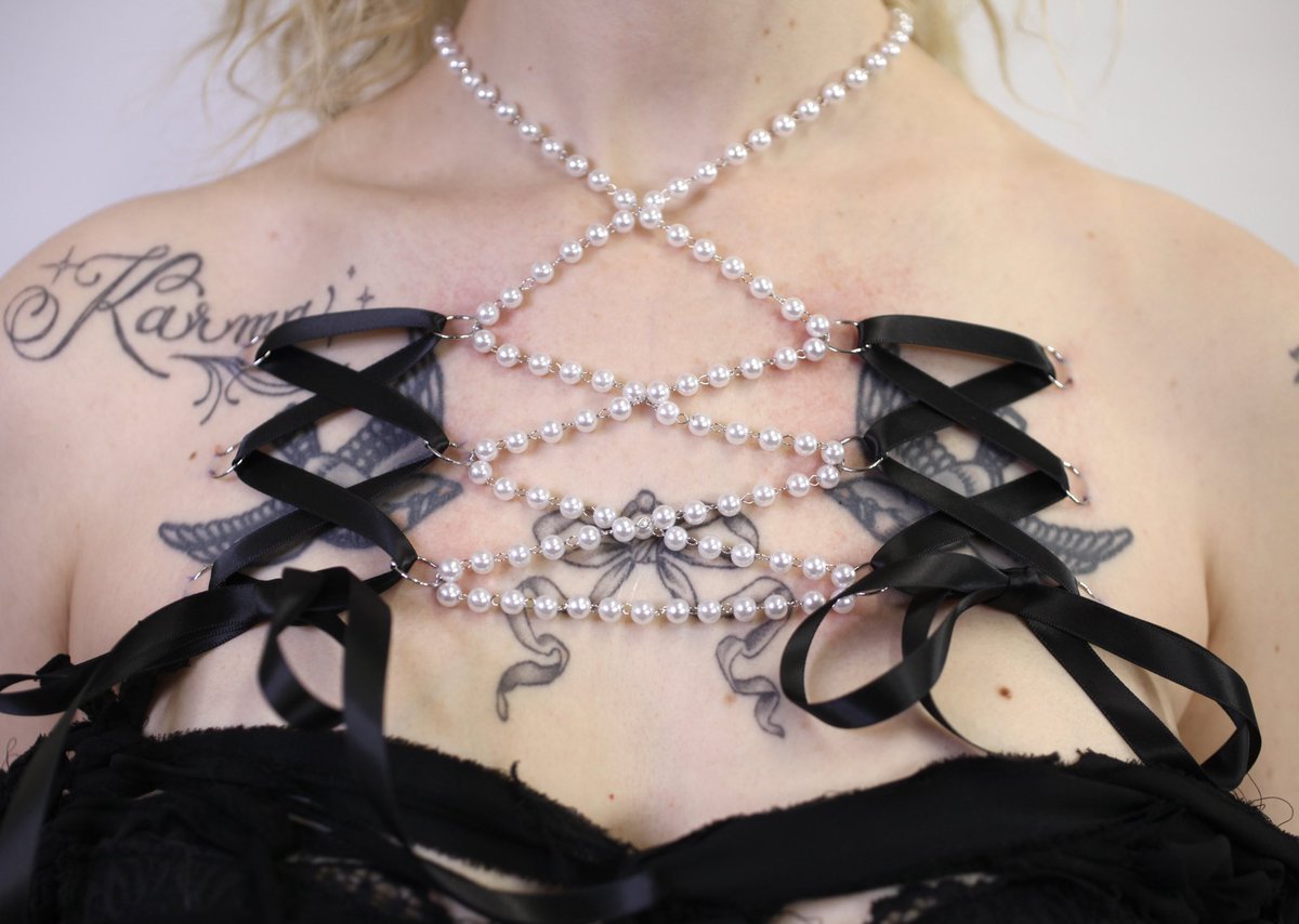 pvncture_ritual's tweet photo. Black and white pearl corset piercing🤍🖤
.
Full set on ig @/marcymods
🪡pin cushion: @/emotionalgirlfriendx https://t.co/DiGR3b2RP8