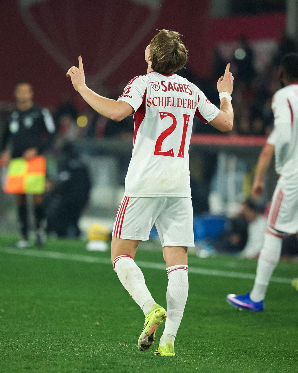 E pensar que esteve com quase um pé e meio fora do Benfica sem sequer se explorar 1/3 do potencial dele!

Com continuidade ganhou importância, mesmo sem ser dos melhores jogos dele conseguiu decidir e estar nos lances mais importantes, é isto que se pede e é isto que ele dá!