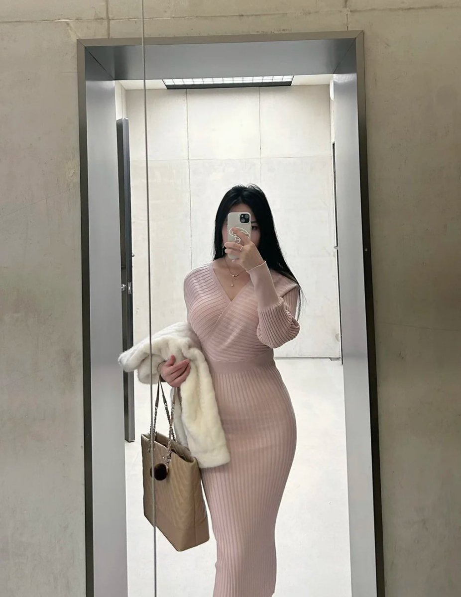 Feeling cozy and chic in this stunning outfit. 💖 Every moment is a chance to shine and embrace your unique style.