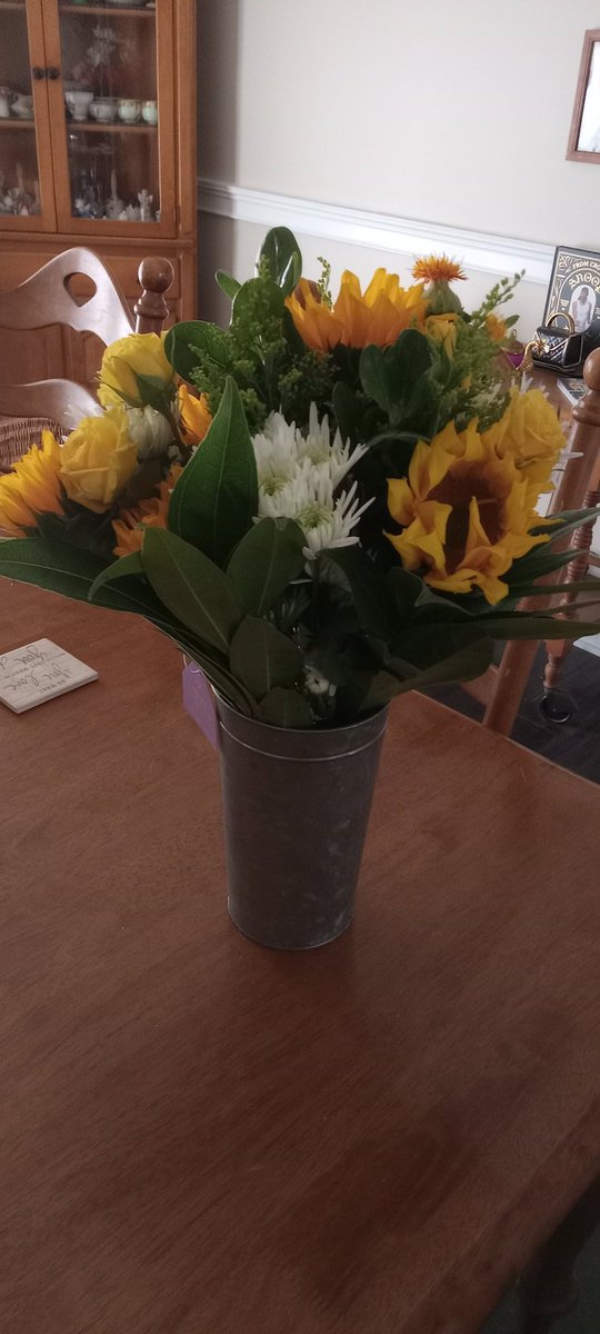 I am OBSESSED with "Little House on the Prairie" and the Ingalls girls.
Jonathan found a tin pail like the ones they took their lunches to school in and had an arrangement of Spring flowers made and waiting for me- he calls me his sunflower, so that was our wedding flower... 🌻💛