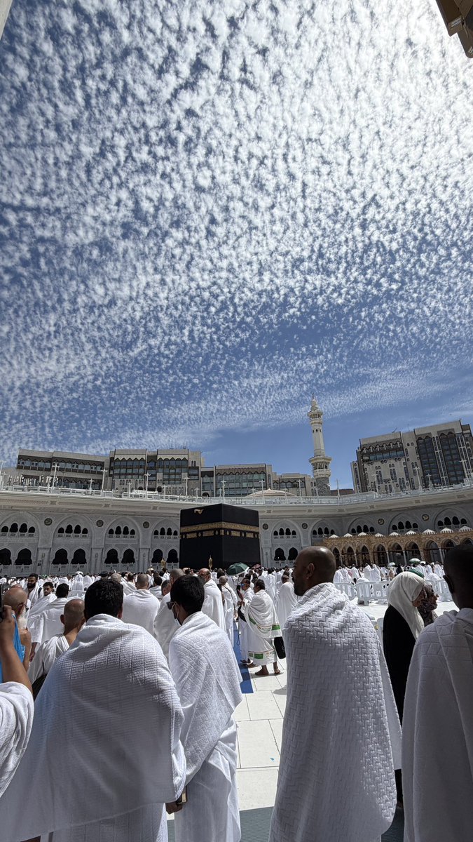 وكأن شكل الغيم انعكاس المعتمرين
سبحان الخالق