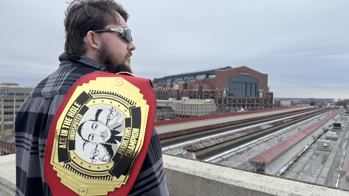 ACEITHPodcast's tweet photo. ACE has landed in Indy for #WWERaw #wwe #raw https://t.co/lxKvRZfVaQ