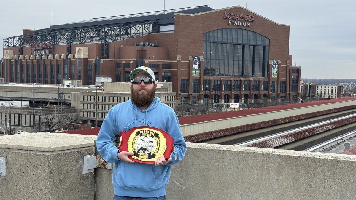 ACEITHPodcast's tweet photo. ACE has landed in Indy for #WWERaw #wwe #raw https://t.co/lxKvRZfVaQ