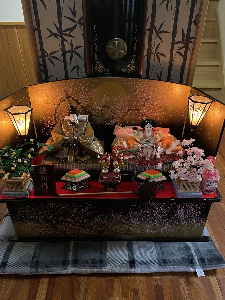 今日は桃の節句って事でひな祭りですね😊 我が家には玄関から伸びる