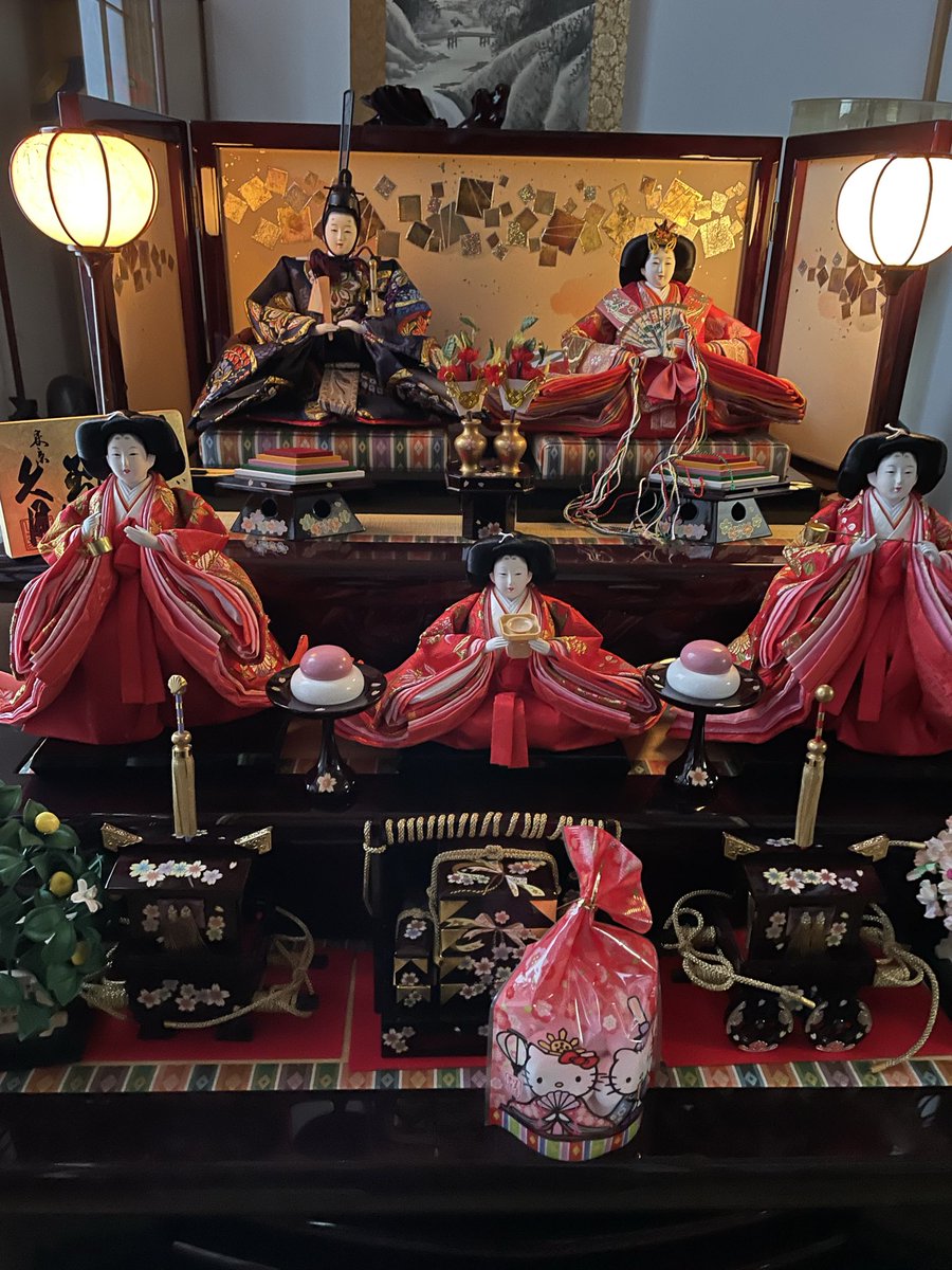 今日は桃の節句って事でひな祭りですね😊 我が家には玄関から伸びる