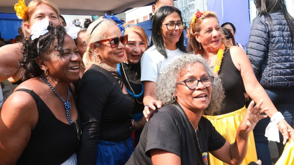 La Presidenta Encargada <a href="/delcyrodriguezv/">Delcy Rodríguez</a> durante la visita a la comuna mirabal en caracas, de los 7 proyectos el 67% de los proyectos comunales son de transformación de la ciudad y el 33% de transformacion economica.
#ConsultaPopular2026 #StarAcademy
#esrefrüya #IranWar