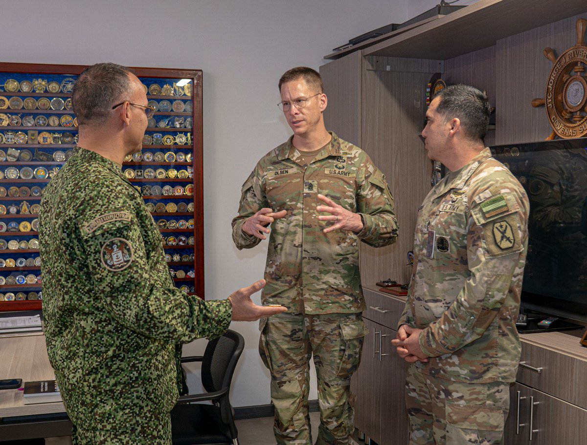 SMC_EJERCITO's tweet photo. Buscando fortalecer la proyección profesional de nuestros Suboficiales del @COL_EJERCITO, tuve el honor de recibir una delegación de Sargentos Mayores de los Estados Unidos, liderada por el señor CSM. ERIC B. OLSEN, Sargento Mayor del Ejército Sur EEUU y CSM. McCall Norris, Sargento Mayor de la Guardia Nacional de Carolina del Sur.  

Este importante encuentro, permite el intercambio de experiencias y conocimientos, consolidando el trabajo conjunto y fortaleciendo capacidades para los retos del futuro; un pilar estratégico enfocado en afianzar los lazos de cooperación internacional. 

Como Sargento Mayor del Ejército Nacional, es un honor construir alianzas sólidas que refuercen nuestro compromiso institucional a través de espacios académicos y militares.

#EjércitoEnElMundo
@ARMYSOUTH