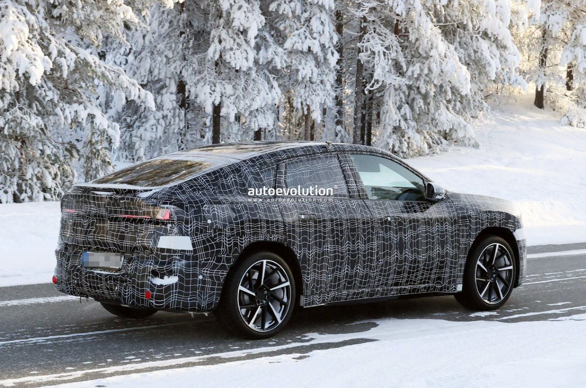 cole_marzen's tweet photo. The 2027 BMW iX4 has been spied cold weather testing with Vision Neue Klasse X-inspired styling. In addition, the CUV will feature Panoramic Vision, a large 17.9-inch center touchscreen display, and offer up to around 463 hp and over 400 miles of electric range. #BMW #iX4 #BEVs https://t.co/YNnneLRiUZ