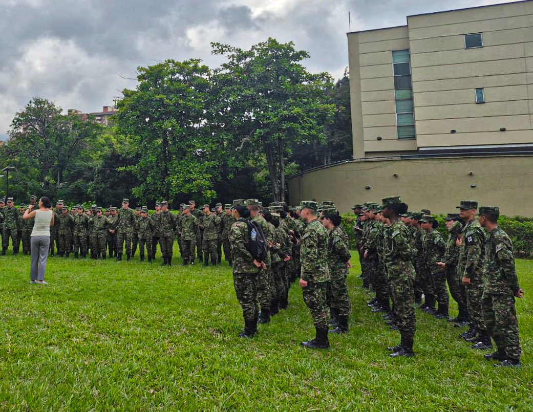 ejercito_COPER's tweet photo. 📌 El Comando de Personal, a través de la Dirección de Gestión Humana por Competencias del @COL_EJERCITO, fortaleció la actitud combativa de los hombres y mujeres que prestan su servicio militar en el BAS04, en Medellín, Antioquia.

Mediante un taller enfocado en blindar sus virtudes y principios militares, reafirmaron su compromiso con la patria al culminar esta etapa de sus vidas.

#PatriaHonorLealtad