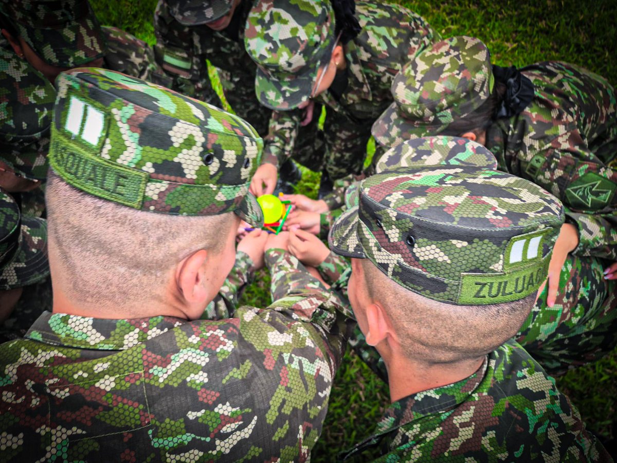 ejercito_COPER's tweet photo. 📌 El Comando de Personal, a través de la Dirección de Gestión Humana por Competencias del @COL_EJERCITO, fortaleció la actitud combativa de los hombres y mujeres que prestan su servicio militar en el BAS04, en Medellín, Antioquia.

Mediante un taller enfocado en blindar sus virtudes y principios militares, reafirmaron su compromiso con la patria al culminar esta etapa de sus vidas.

#PatriaHonorLealtad