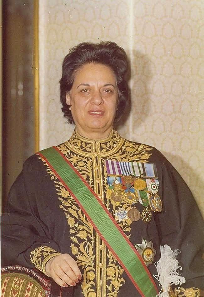 Au printemps 1980, Farrokhroo Parsa, ministre de l'Éducation de l'Iran avant la Révolution islamique, fut exécutée. Elle avait consacré sa vie à la lutte pour les droits des femmes et n'a pas renié ses principes, même après la victoire de la Révolution islamique.

Dans le verdict