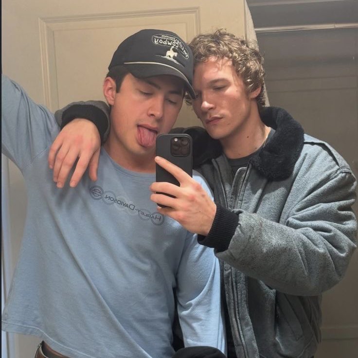 hollanara's tweet photo. torn between two worlds : a #hollanov smau

where nerd shane has had a crush on frat hayden for years until he meets the new frat president, ilya, at a party, after a lot of drinks and absolutely no recollection, he wakes up to his old crush and his new crush fighting over him. https://t.co/GdKAL7z1pM