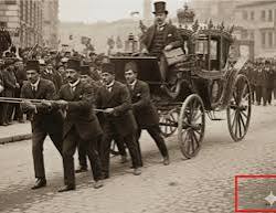 Eskiden "Jön Türkler" vardı,
İngiliz büyükelçinin arabasına at yerine kendilerini koşacak kadar 
Osmanlı'ya düşmanlardı.

Şimdi ise "Bön Türkler" var, kimin arabasına at olduklarını bile bilmeden 
devlete düşmanlık ediyorlar.