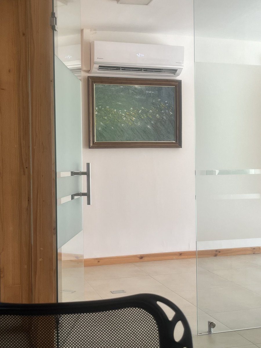 Dios bendiga el aire acondicionado de mi jefa gringa, por que eso de andar haciendo mandados que calor… 😂😂😂 
Últimamente están más eficientes las aduanas o es idea mía? Rápido salieron los permisos de exportación para la madera pino… 🌲