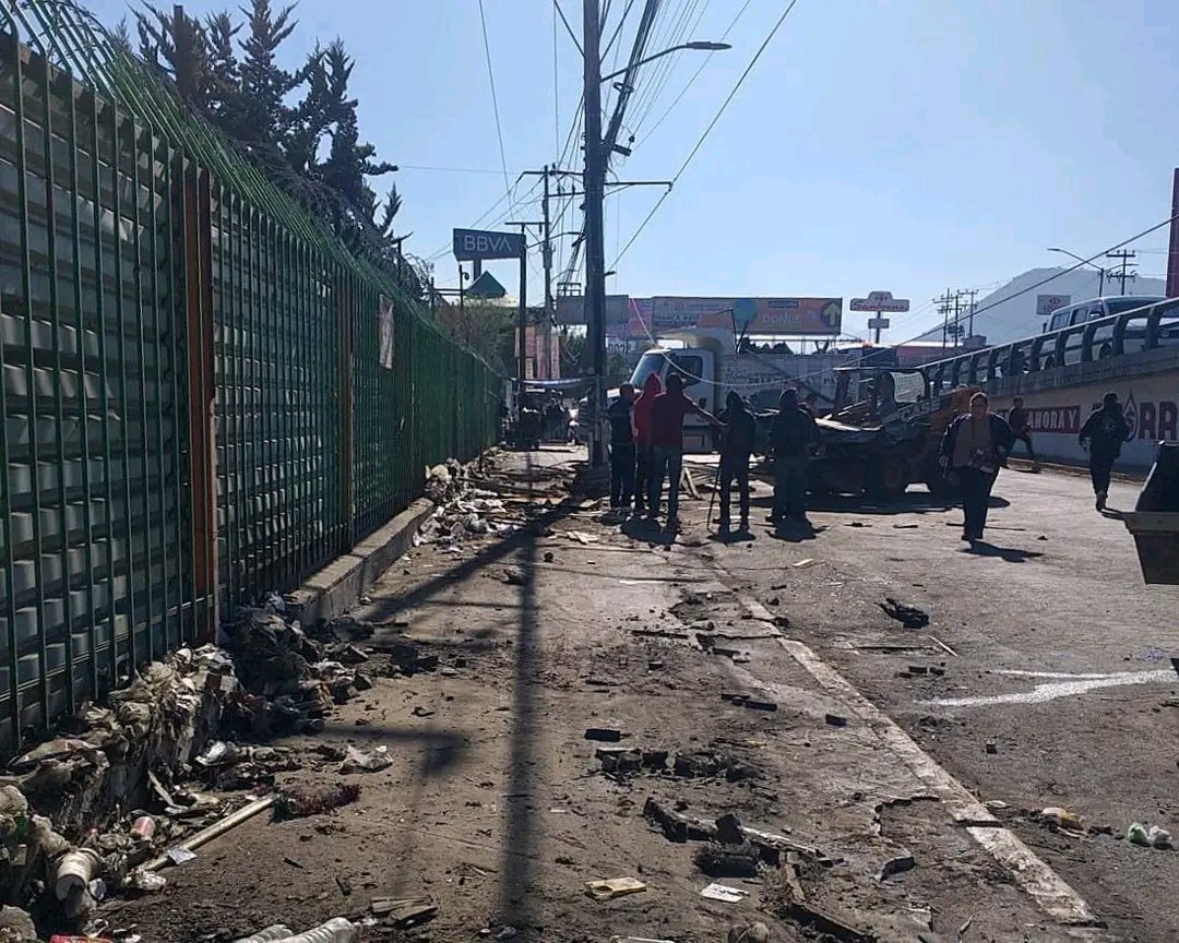 AquiAndamosCDMX's tweet photo. Retiran puestos cerca del paradero de Santa Martha, a la altura del kilómetro 17.5, en las inmediaciones de lo que fue la Comercial Mexicana, y frente a la Delegación del IMSS.
¿Qué opinas? https://t.co/u55ZGIsLUt