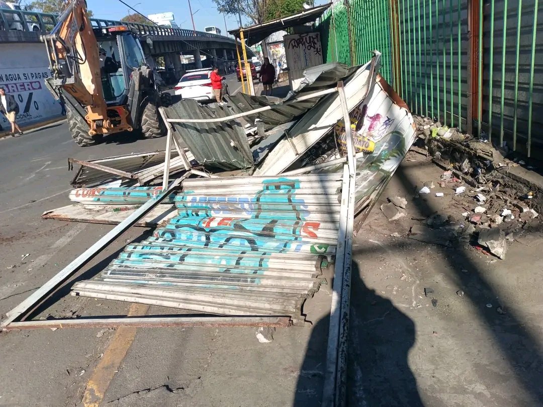 AquiAndamosCDMX's tweet photo. Retiran puestos cerca del paradero de Santa Martha, a la altura del kilómetro 17.5, en las inmediaciones de lo que fue la Comercial Mexicana, y frente a la Delegación del IMSS.
¿Qué opinas? https://t.co/u55ZGIsLUt