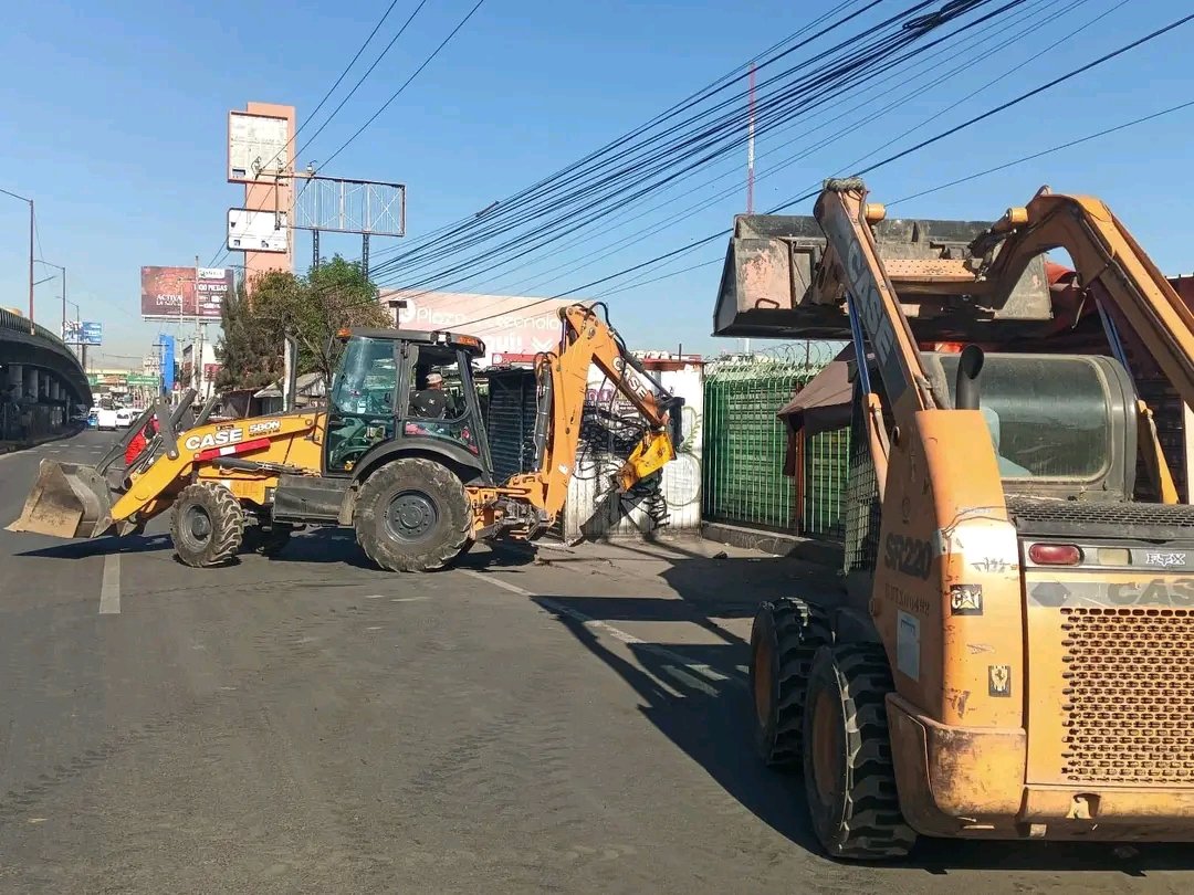 AquiAndamosCDMX's tweet photo. Retiran puestos cerca del paradero de Santa Martha, a la altura del kilómetro 17.5, en las inmediaciones de lo que fue la Comercial Mexicana, y frente a la Delegación del IMSS.
¿Qué opinas? https://t.co/u55ZGIsLUt