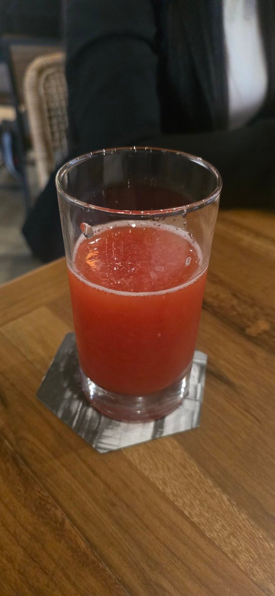 pato_05's tweet photo. Pido un te con frutos rojos y esto es lo que recibo xk lo pedí sin hielo! Me dice el mesero que es la medida. Esta bien pagar mas de $5 por medio vaso de té? El restaurante es KO y me parece una estafa https://t.co/piF0CItXBH