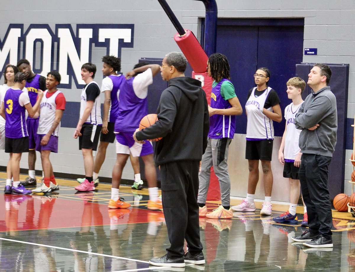 GregKeeton77's tweet photo. 🏀Coach James Blackmon and the Marion Giants practicing at Bellmont preparing for the Sectional. Marion will play the Norwell/Heritage winner on Friday evening at 6:00 pm in the Sectional Semifinals.
#MarionGiants #sectional #basketball #GFND https://t.co/aXSFnJQ3SZ