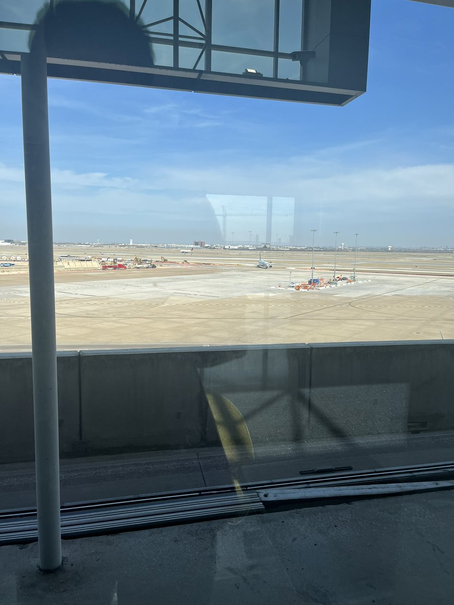 JoelCracket's tweet photo. Me gusta perderme en los aeropuertos 🪞 https://t.co/MN6tuc0Xgt