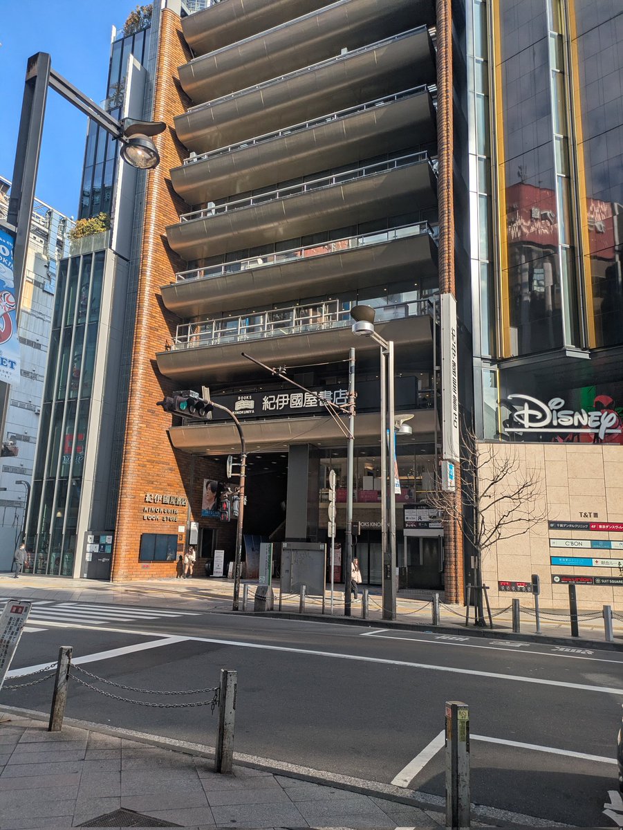 himari_is's tweet photo. うえきPOPUPに向かう途中に｢こ、ここはもしかして！パラショッパーズ1巻発売時に素晴らしい販促ポップを作ってくださった紀伊國屋書店新宿本店さん…！？聖地！？！？｣と大騒ぎする田舎者オタクに対しても寛大な知人で助かります https://t.co/fK3zwgcNNS