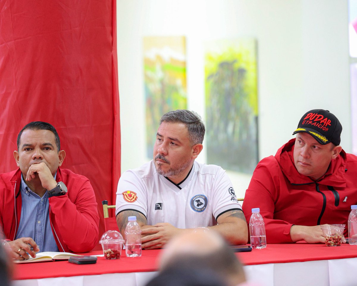 Yin_jpsuv's tweet photo. Reunión de nuestra presidenta (e) con la DN de nuestro glorioso PSUV en harás de la Consulta Popular del próximo #8marzo https://t.co/Kx4ngFlvrd