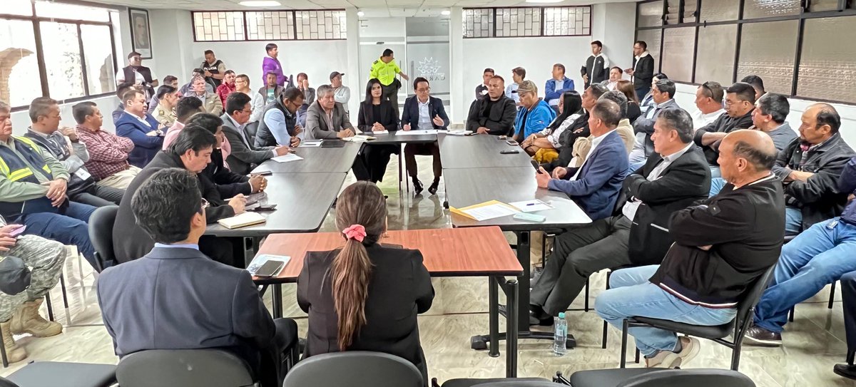 En la <a href="/GoberCarchi/">Gobernación de Carchi</a>, junto a representantes de los ministerios de Gobierno, Producción, Infraestructura y Transporte, escuchamos a los actores vinculados al comercio exterior en la frontera norte 🤝🌎

Estos espacios de diálogo fortalecen la coordinación interinstitucional y nos